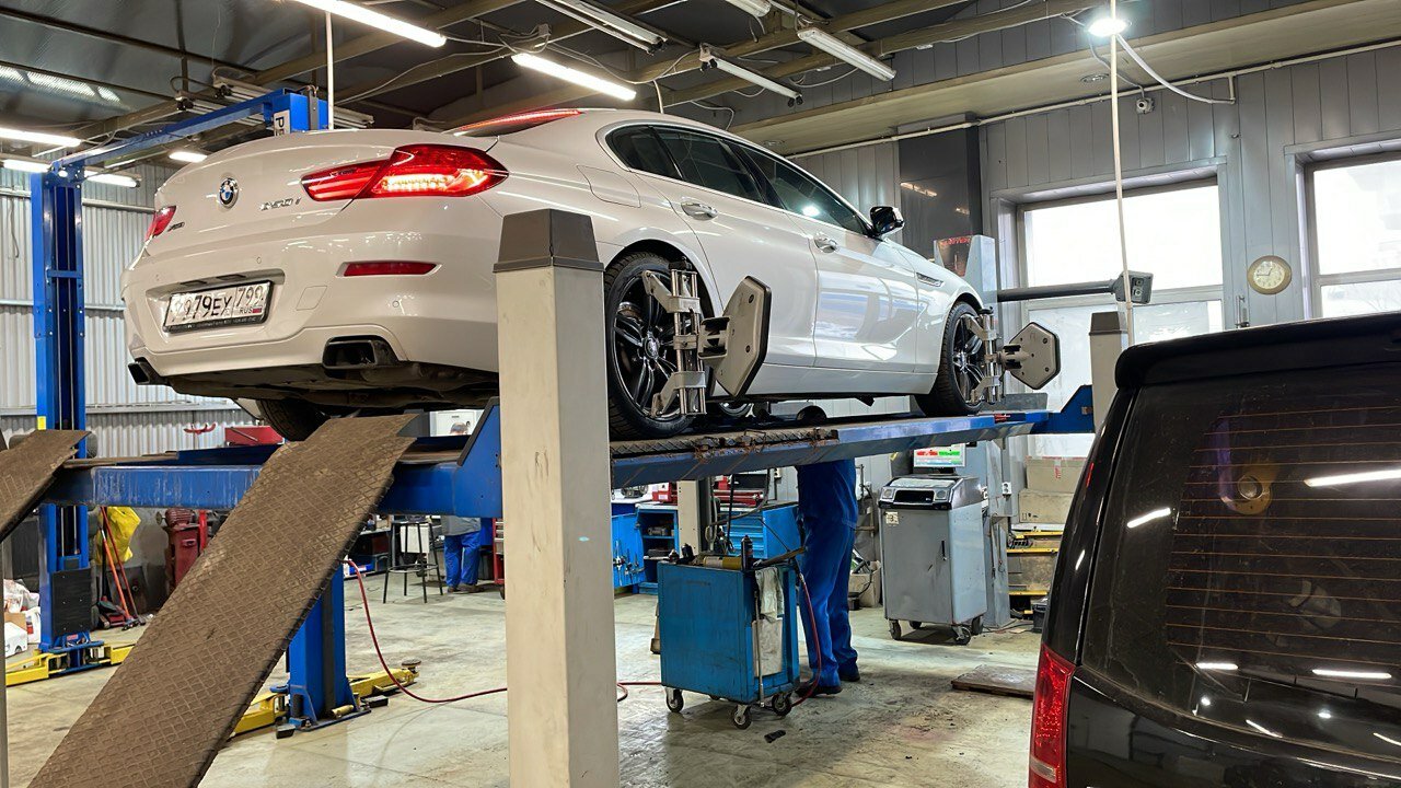 BMW на стенде регулировки сход-развала